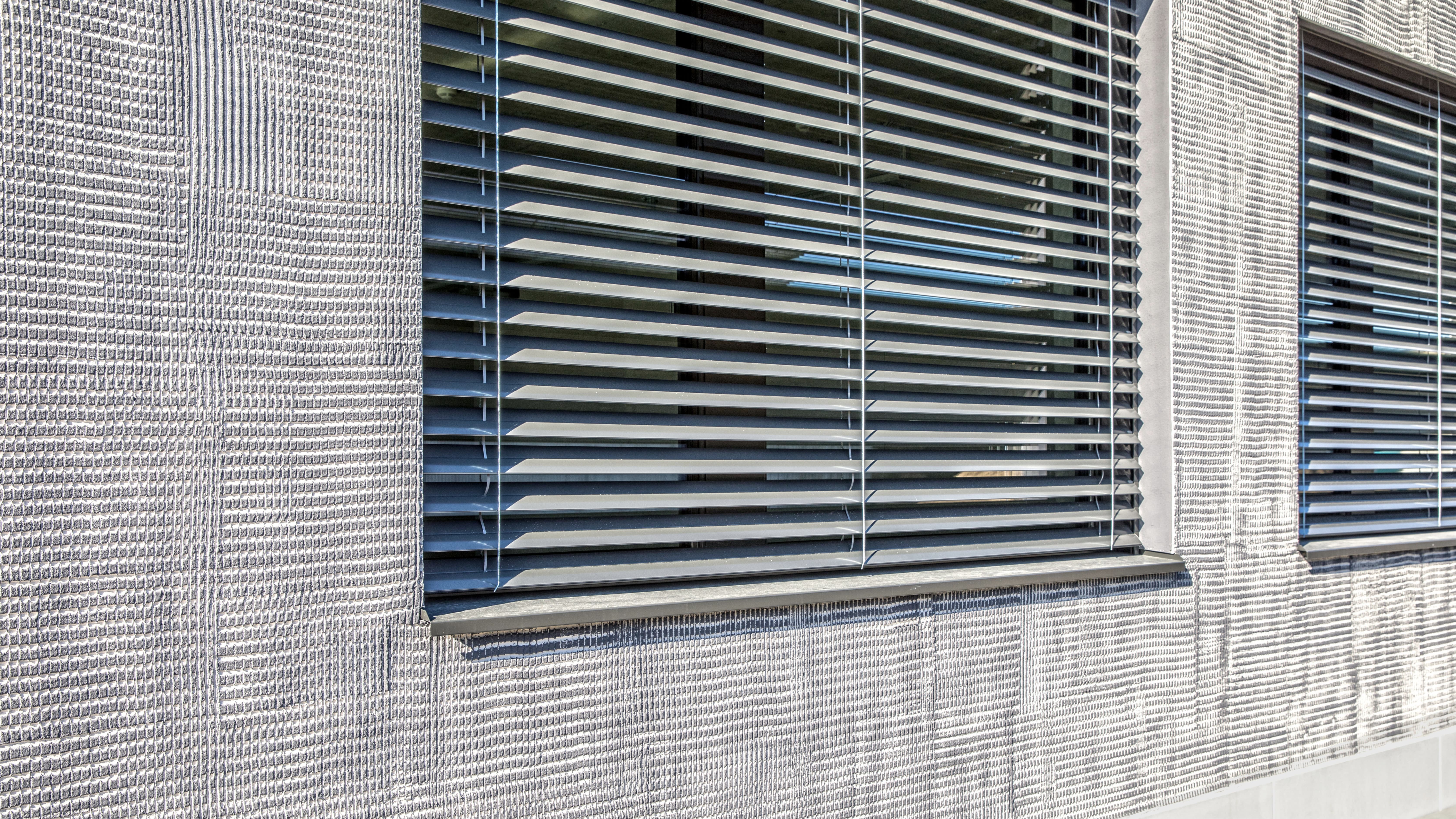 Detailansicht mit Fensterbänken aus Aluminium